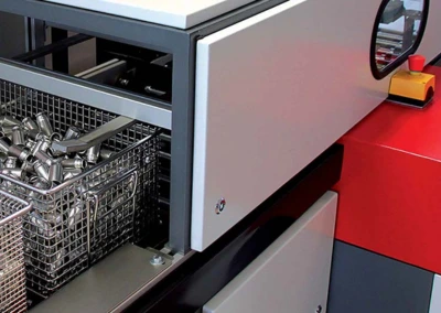 Průmyslové čištění kovových dílů v automatické mycí lince