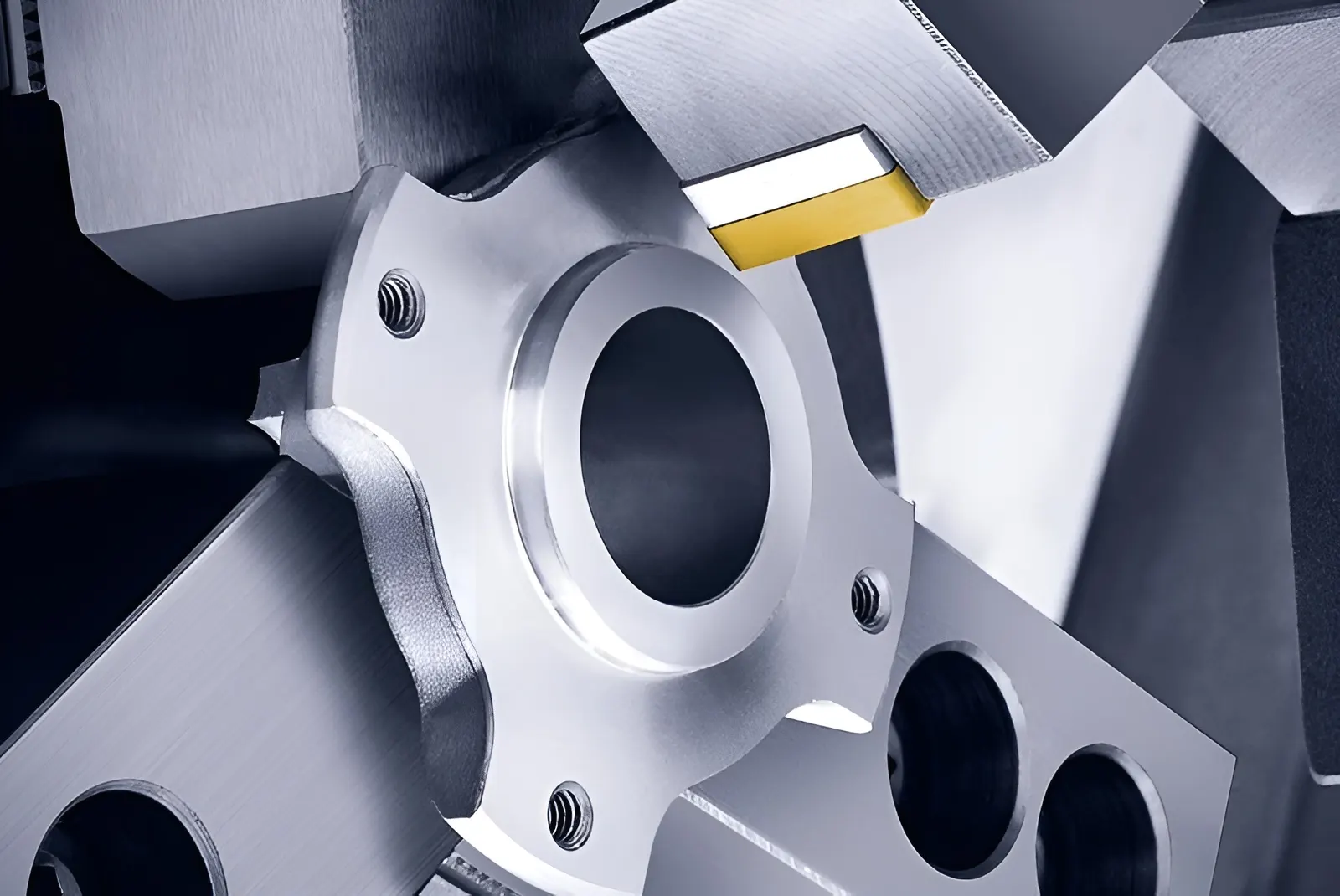 CNC soustružení kovových dílů při zakázkovém obrábění ve výrobě WOOZ CNC.