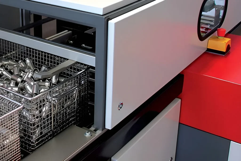 Průmyslové čištění a tepelnou úpravu kovových součástí.