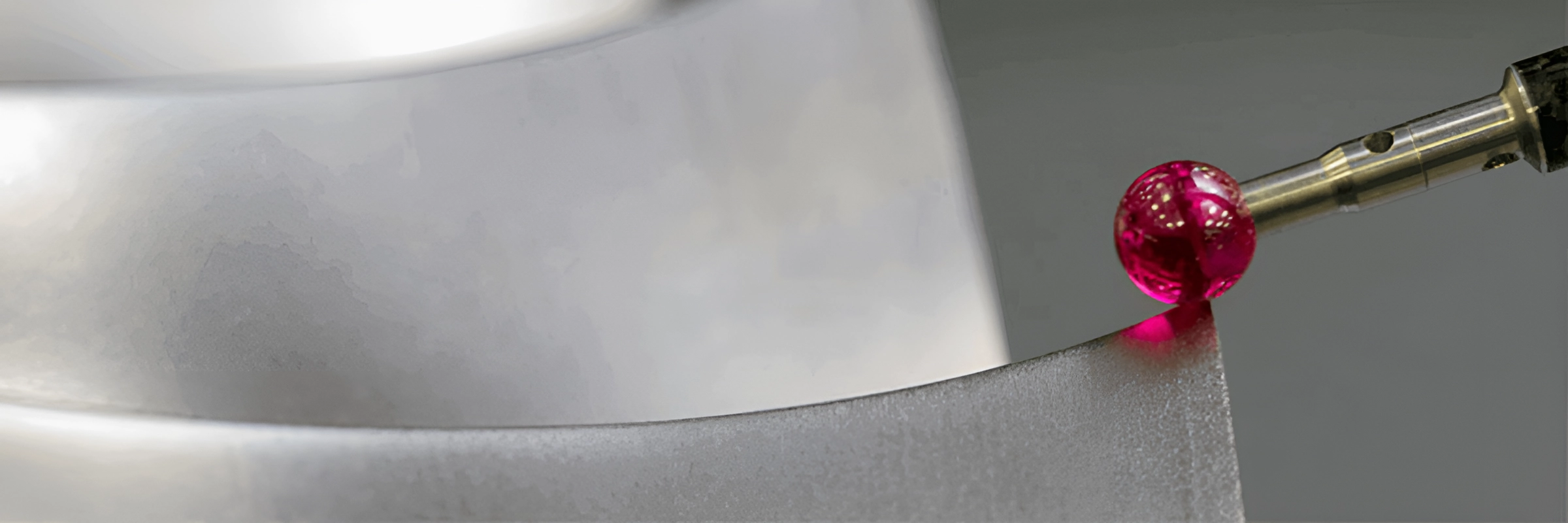 Měření kovového dílu vyrobeného na CNC stroji