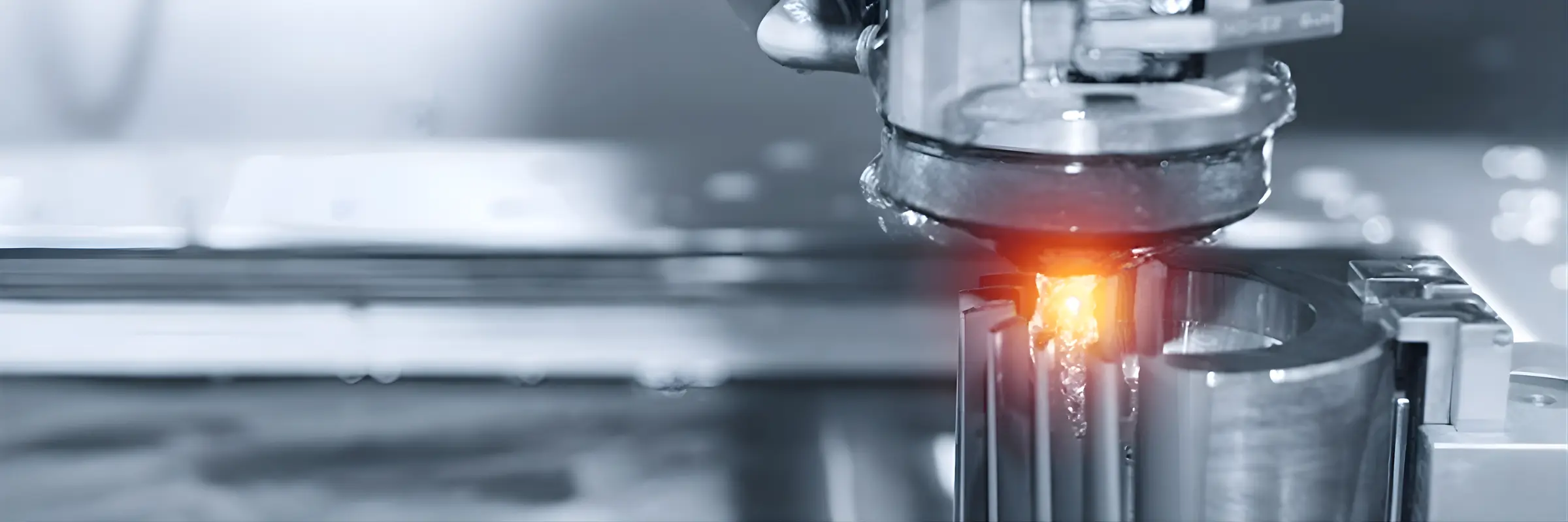 Drátové řezání kovového dílu metodou WEDM.