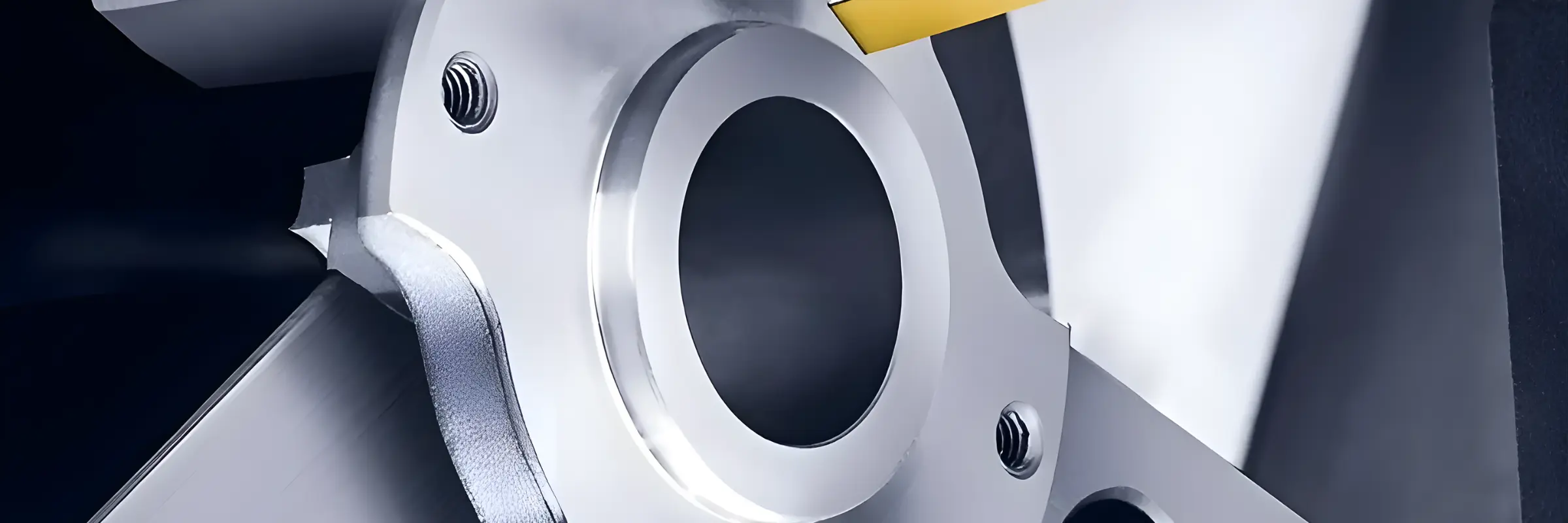 CNC soustružení kovových dílů při zakázkovém obrábění ve výrobě WOOZ CNC.